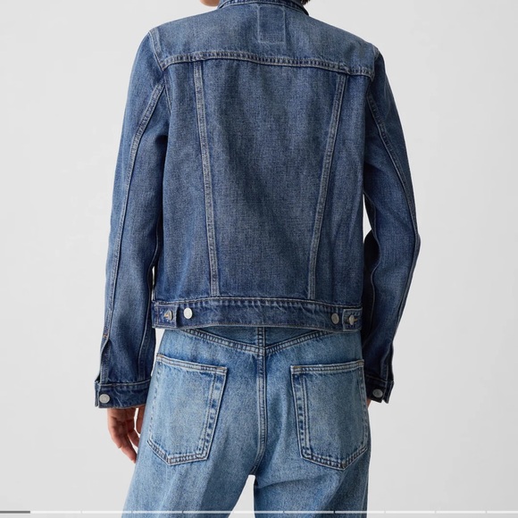 GAP Women’s Icon Distressed Denim Jacket, size Large, looks almost new 👖🤠 - Picture 2 of 8